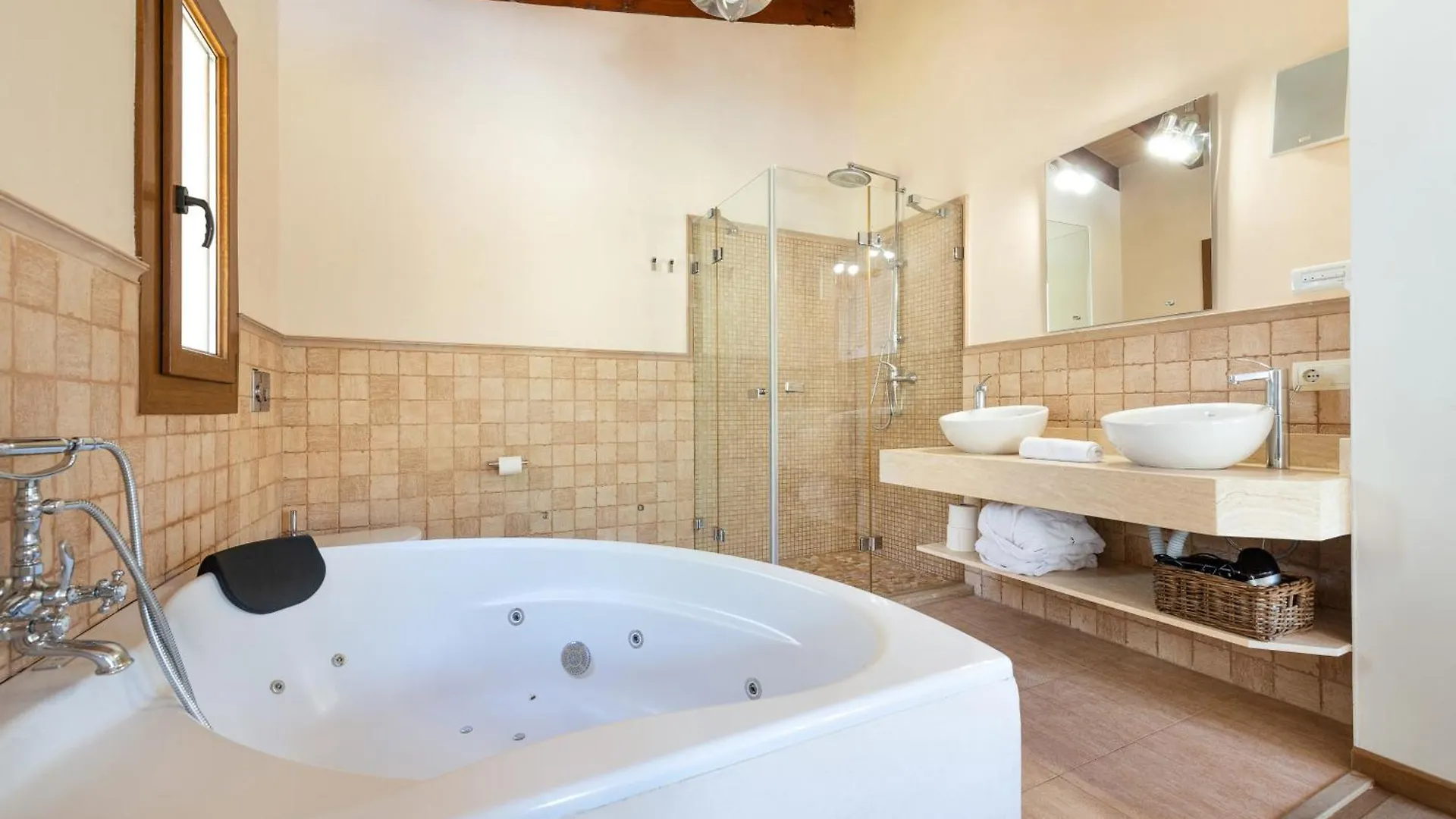 Finca Es Foners En Felanitx Con Piscina Y Jacuzzis En Suite فيلة